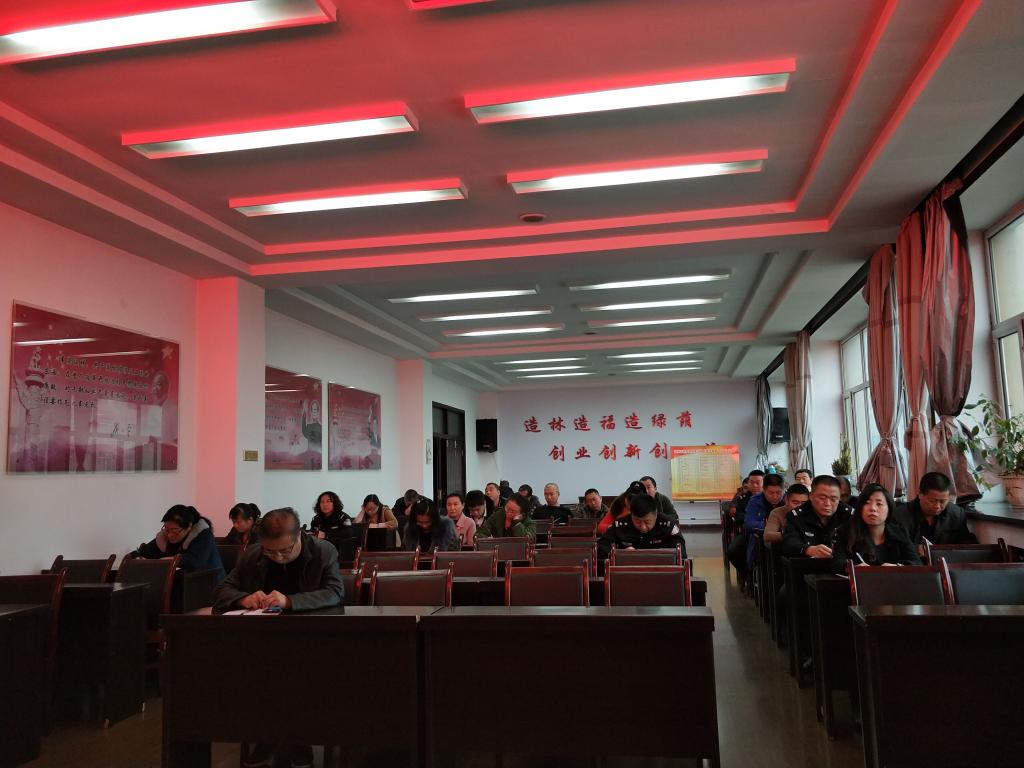 机关干部认真聆听党课